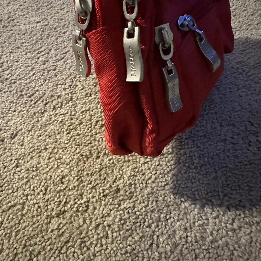 Baggallini triple zip bagg‎